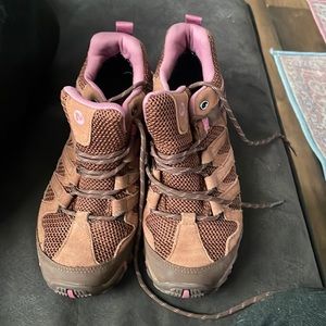 Brown/purple hiking shoes